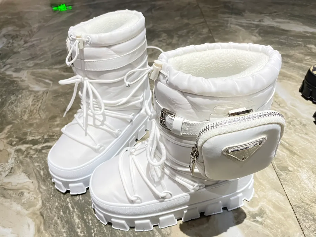 👟👟Ex-factory price 760👟👟 The highest version on the market, Prada's king style, snow boots, ski boots, fat and cute, so cute →_→ From the Prada limited series, unique. Shiny nylon Oblique upper with criss-cross straps for an ideal fit. The boots are made of technical fabric and have a short-cut version. They can be worn in the city or in the mountains. They make the calves slimmer, taller, warmer and have a concave shape. The boots and soles use the original waterproof effect. The size is 35-40. 41Customized